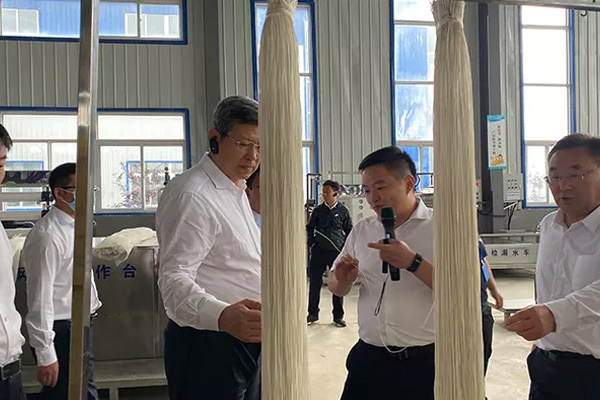 內(nèi)蒙古自治區(qū)黨委常委、通遼市委書記孟憲東攜考察團(tuán)到一諾環(huán)境考察指導(dǎo)